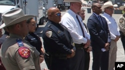 El jefe de la policía escolar de Uvalde, Texas, Pete Arredondo (tercero desde la izquierda), durante una conferencia de prensa afuera de la escuela primaria Robb en Uvalde, el 26 de mayo de 2022. 