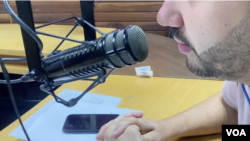 El periodista Luis Miguel Núñez, locuta desde una radio venezolana. 