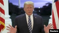 El presidente de Estados Unidos, Donald Trump, habla en la Casa Blanca después de regresar de una hospitalización en el Centro Médico Walter Reed para el tratamiento de la enfermedad por coronavirus (COVID-19), en Washington DC, el 5 de octubre de 2020.