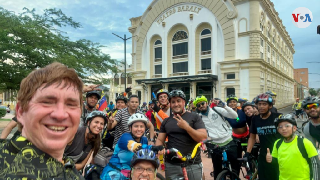 Juan Pablo y Xiomara Garza comparten con ciclistas venezolanos frente al monumento a Nuestra Señora del Rosario de Chiquinquirá, en el centro de Maracaibo.