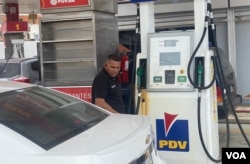 Empleado de estación de servicio en Maracaibo. [Foto: Gustavo Ocando Alex, VOA]