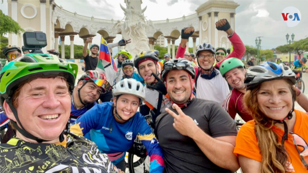 Ciclistas venezolanos acompañaron a los mexicanos Juan Pablo y Xiomara Garza, de Villahermosa, a pedalear hasta el centro histórico de Maracaibo.