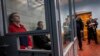 Los soldados rusos Alexander Alexeevich Ivanov y Alexander Vladimirovich Bobykin, izquierda, asisten a su audiencia de juicio en Kotelva, noreste de Ucrania, el 26 de mayo de 2022.