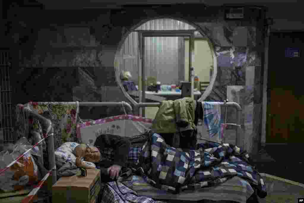 Un anciano descansa en un metro de la ciudad utilizado como refugio temporal contra bombas en Járkov, este de Ucrania, el jueves 19 de mayo de 2022.&nbsp;