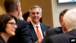 El secretario de Estado de Georgia, Brad Raffensperger, habla con simpatizantes durante una fiesta de la noche de las elecciones el martes 24 de mayo de 2022 por la noche en un pequeño restaurante en Peachtree Corners, Georgia.