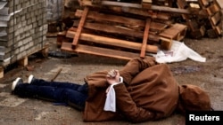 Un cuerpo con las manos atadas con tela blanca, que según los residentes recibió disparos de soldados rusos, yace en la calle en Bucha, Ucrania, el 3 de abril de 2022.