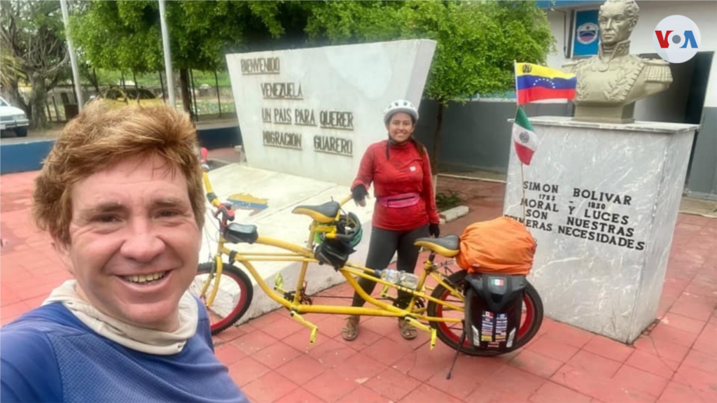 Juan Pablo y Xiomara Garza, de Villahermosa, México, cruzan la frontera de Colombia con el occidente de Venezuela, en la Guajira zuliana.