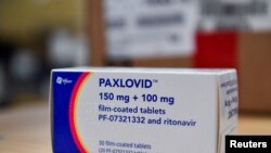 ARCHIVO - Una caja con el tratamiento Paxlovid de Pfizer para el COVID-19. 
