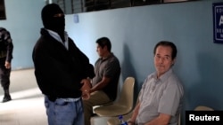 Coronel Guillermo Benavides, afuera de un juzgado en El Salvador. [Foto: archivo]