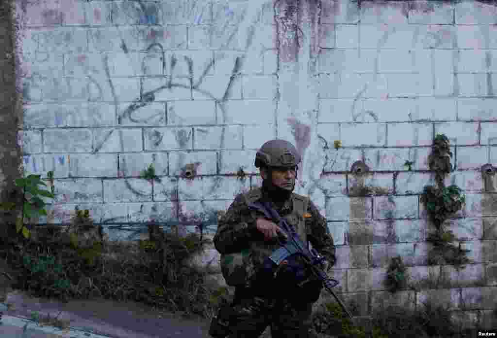 Un soldado hace guardia en el suburbio de Soyapango, después de que el presidente de El Salvador, Nayib Bukele, anunciara el despliegue de 10.000 miembros de las fuerzas de seguridad en la zona conflictiva que durante años ha sido considerada un bastión de las violentas pandillas Mara Salvatrucha y Barrio 18.