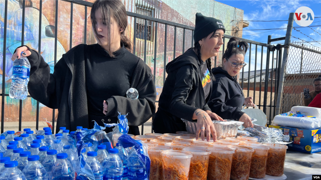 Organizaciones como la Red Fronteriza por los Derechos Humanos auxilian con comida y ropa de abrigo a los migrantes reunidos en los alrededores de la iglesia Sagrado Corazón de El Paso, Texas, el 7 de enero de 2023.&nbsp;