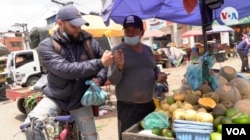 Daniel Córdoba, realiza diariamente el mismo recorrido desde su negocio hacia la plaza de Abastos en Bogotá, a comprar los insumos agrícolas para su emprendimiento en las carretas que se ubican alrededor del mercado, donde consigue mejores precios. [Foto: Federico Buelvas]