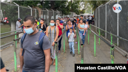 Nicaragüenses salen de una empresa textilera en Managua, Nicaragua en noviembre de 2021. Foto Houston Castillo, VOA