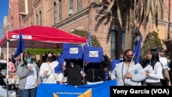 Miembros de la organización Trabajadores Fronterizos Unidos se solidarizan con los migrantes reunidos en los alrededores de la iglesia Sagrado Corazón en el Paso, Texas, el 8 de enero de 2023.