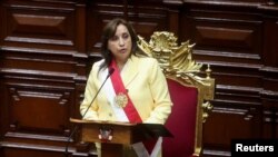La primera presidenta mujer de Perú, Dina Boluarte, jura como nueva jefa de Estado frente al Congreso tras la destitución del expresidente Pedro Castillo, en Lima, Perú, el 7 de diciembre de 2022.