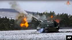 En esta foto del folleto tomada de un video y publicada por el Servicio de Prensa del Ministerio de Defensa de Rusia el 13 de enero de 2023, un obús autopropulsado ruso Msta de 152,4 mm dispara en una misión en un lugar no revelado en Ucrania.
