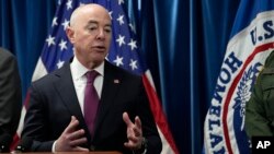 El secretario de Seguridad Nacional, Alejandro Mayorkas, habla durante una conferencia de prensa en Washington, el jueves 5 de enero de 2023, sobre las nuevas medidas de control fronterizo para limitar la migración irregular y aumentar la seguridad en la frontera.