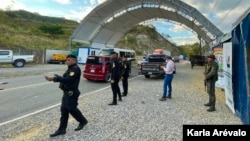 Dos divisiones de la Policía de Guatemala en conjunto con el Ejército se han instalado en Chiquimula, Guatemala. [Fotografía: Karla Arévalo / VOA]