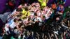 Los miembros del equipo de Croacia son fotografiados por los medios mientras celebran con sus medallas después de terminar en tercer lugar en la Copa del Mundo de Fútbol, 2022, en Doha, Qatar, el 17 de diciembre de 2022.