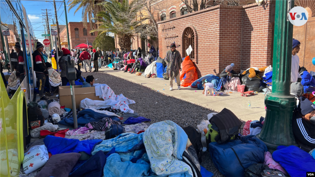 Cientos de migrantes, en su mayoría venezolanos, aseguran estar esperanzados ante la visita del presidente de EEUU, Joe Biden, a El Paso, Texas, el 7 de enero de 2023.