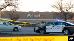 Las fuerzas del orden trabajan en la escena de un tiroteo masivo en un Walmart, el miércoles 23 de noviembre de 2022, en Chesapeake, Virginia. (Foto AP/Alex Brandon)