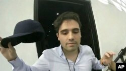 ARCHIVO - Esta captura de video de octubre de 2019, proporcionada por el gobierno mexicano, muestra a Ovidio Guzmán López en el momento de su detención, en Culiacán, México.