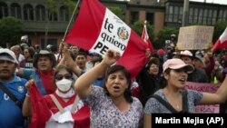 Simpatizantes del expresidente Pedro Castillo, detenido tras su destitución, protestan frente al Congreso en Lima, Perú, el 10 de diciembre de 2022.