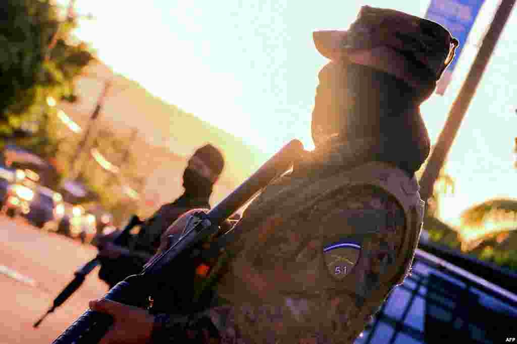 Soldados de guardia durante el operativo de búsqueda de pandilleros el 3 de diciembre de 2022.