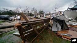 Se ve la destrucción de un tornado que arrasó el área de Killona, Louisiana, a unas 30 millas al oeste de Nueva Orleans en la parroquia de St. James, el miércoles 14 de diciembre de 2022. (Foto AP/Gerald Herbert)