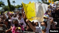 ARCHIVO - Peregrinos participan en un evento de la Virgen de Fátima en el atrio de la Catedral Metropolitana de Managua después de que la policía nicaragüense prohibiera una procesión y peregrinación católica en la capital citando razones de seguridad.