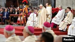 El papa Francisco preside la misa de Año Nuevo en el Vaticano el 1 de enero de 2023.