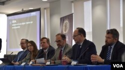 El presidente de la Sociedad Interamericana de Prensa, Michael Greenspon (al centro) durante su disertación en la jornada inaugural de la Cumbre Latinoamericana de Telecomunicaciones, el 5 de diciembre de 2022 en Washington, EEUU. (Foto: Tomás Guevara / VOA)