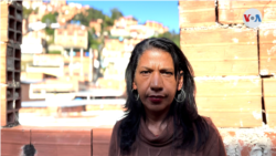Aracelis Sánchez busca en zonas populares de Venezuela a madres de posibles víctimas de ejecuciones extrajudiciales, para brindar asesoría.