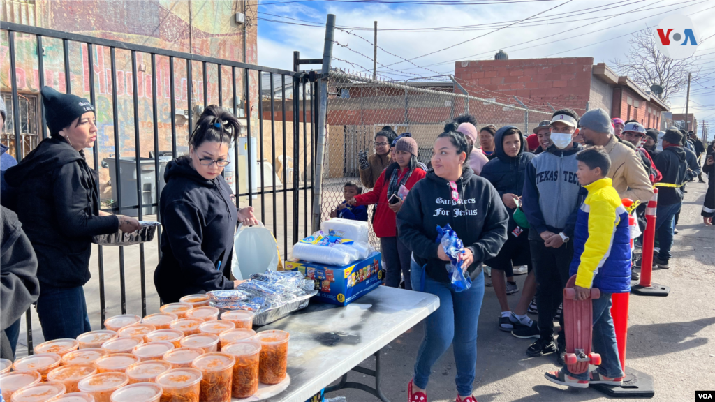 Organizaciones religiosas y de defensa de derechos humanos proveen asistencia a migrantes varados en un limbo migratorio en El Paso, Texas, el 7 de enero de 2023.