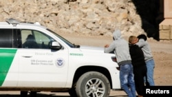 ARCHIVO - Migrantes cubanos son detenidos por la Patrulla Fronteriza de EEUU tras cruzar hacia El Paso, Texas, en febrero de 2021. 