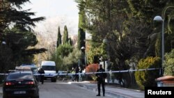 La Embajada de Ucrania en Madrid recibió una carta con material explosivo y un "paquete sangriento". Según la prensa española, las autoridades estarían investigando a "fanáticos prorrusos". 