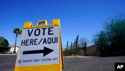ARCHIVO - Un letrero marca la entrada a un recinto electoral el primer día de votación anticipada en las elecciones generales de Phoenix, el 12 de octubre de 2022.