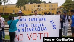 Exiliados nicaragüenses protestan en Costa Rica y satirizan elecciones municipales