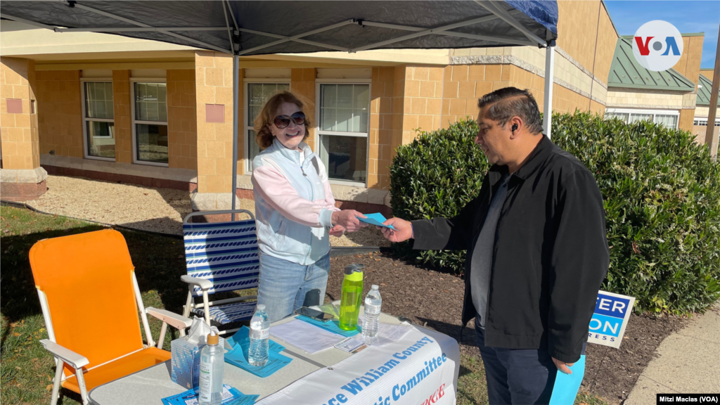 Un elector que vota por primera vez se informa antes de emitir su voto en Manassas, Virginia.