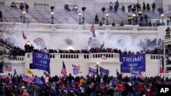 ARCHIVO - Insurrectos violentos leales al presidente Donald Trump asaltan el Capitolio el 6 de enero de 2021 en Washington.