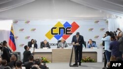 El presidente Nicolás Maduro durante la firma de un acuerdo de reconocimiento de los resultados de las elecciones presidenciales.