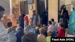 د کراچۍ نه بيرته افغانستان ته لېږل کېدونکې کورنۍ