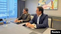 El Ministro de Energía de Ecuador, Xavier Vera, a la derecha, y el Viceministro Xavier Briz, presentan la ronda petrolera Intracampos a inversores estadounidenses, en Houston, EEUU, el 10 de octubre de 2022.