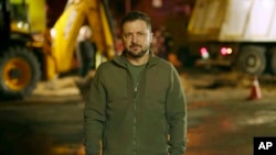 En esta imagen de un video proporcionado por la Oficina de Prensa Presidencial de Ucrania, el presidente de Ucrania, Volodymyr Zelenskyy, habla en Kiev, Ucrania, el 10 de octubre de 2022.