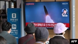 Un noticiero de Corea del Sur en Seúl informa sobre el lanzamiento de dos misiles de corto alcance por Corea del Norte el 28 de octubre de 2022.