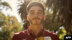 Esta foto sin fecha recibida del Adelaide United Football Club el 28 de octubre de 2021 muestra al jugador del Adelaide United, Josh Cavallo, posando en un lugar no revelado.