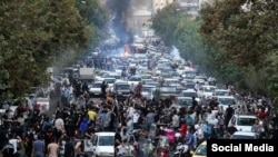 Manifestantes protestan en las calles de Teherán, el 21 de septiembre de 2022. [Foto tomada por una persona en Irán y divulgada por AP].