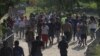 Migrantes, en su mayoría de Venezuela, llegan a un campamento donde las autoridades mexicanas emitirán permisos para que puedan continuar su camino hacia el norte, en San Pedro Tapanatepec, Oaxaca, México, el 5 de octubre de 2022. 