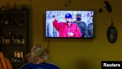 Un hombre ve un discurso televisado del presidente de Nicaragua, Daniel Ortega, para conmemorar el 88 aniversario de la muerte del líder guerrillero Augusto César Sandino en Managua, el 21 de febrero de 2022.