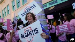 ARCHIVO - Los partidarios del candidato demócrata a gobernador Charlie Crist y el gobernador republicano de Florida, Ron DeSantis, frente al Teatro Sunrise antes de su debate, en Fort Pierce, Florida, el 24 de octubre de 2022.